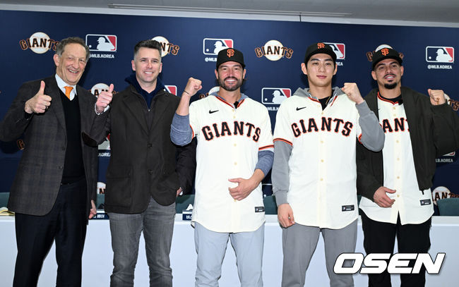 [OSEN=이천, 이대선 기자] 7일 오후 경기 이천 LG 챔피언스파크에서 샌프란시스코 자이언츠 미디어데이가 열렸다. 샌프란시스코 래리 베어 CEO, 버스터 포지 사장, 토니 비텔로 감독, 이정후, 윌리 아다메스가 기념촬영을 하고 있다. 2026.01.07 /sunday@osen.co.kr