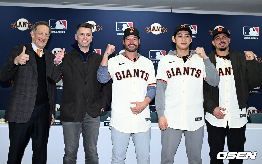 7일 오후 경기 이천 LG 챔피언스파크에서 샌프란시스코 자이언츠 미디어데이가 열렸다. 샌프란시스코 래리 베어 CEO, 버스터 포지 사장, 토니 비텔로 감독, 이정후, 윌리 아다메스가 기념촬영을 하고 있다. 2026.01.07 /sunday@osen.co.kr