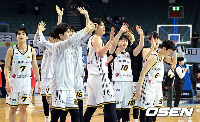 [OSEN=잠실실내체, 조은정 기자]5일 서울 잠실실내체육관에서 2025-26 LG전자 프로농구 서울 삼성과 창원 LG의 경기가 진행됐다.창원 LG는 서울 삼성을 상대로 107-79 승리를 거두며 3연승을 질주했다.LG가 승리를 기뻐하고 있다. 2026.02.05 /cej@osen.co.kr
