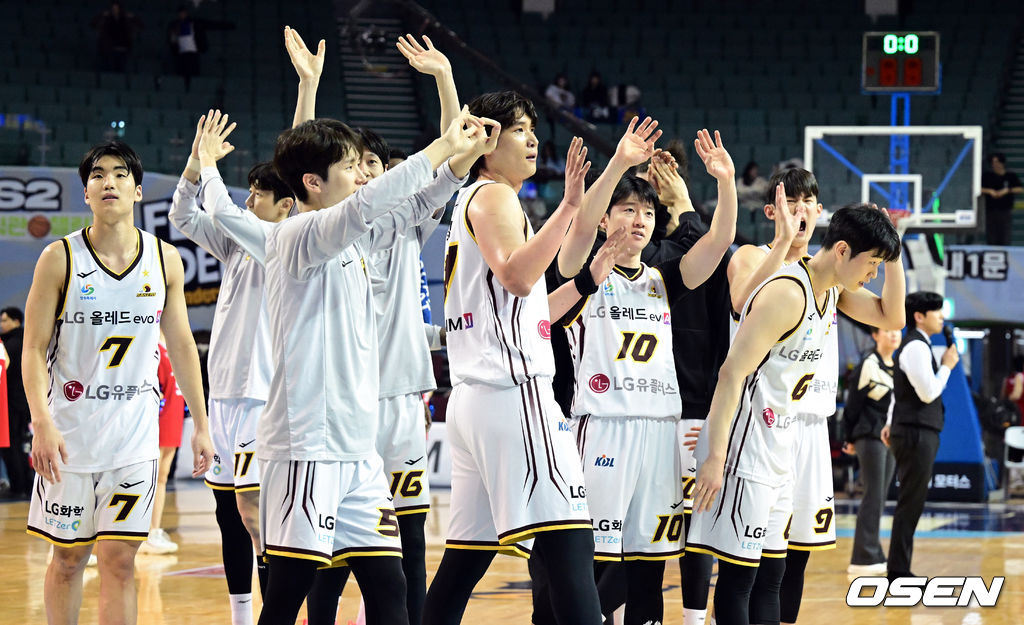 5일 서울 잠실실내체육관에서 2025-26 LG전자 프로농구 서울 삼성과 창원 LG의 경기가 진행됐다.창원 LG는 서울 삼성을 상대로 107-79 승리를 거두며 3연승을 질주했다.LG가 승리를 기뻐하고 있다. 2026.02.05 /cej@osen.co.kr
