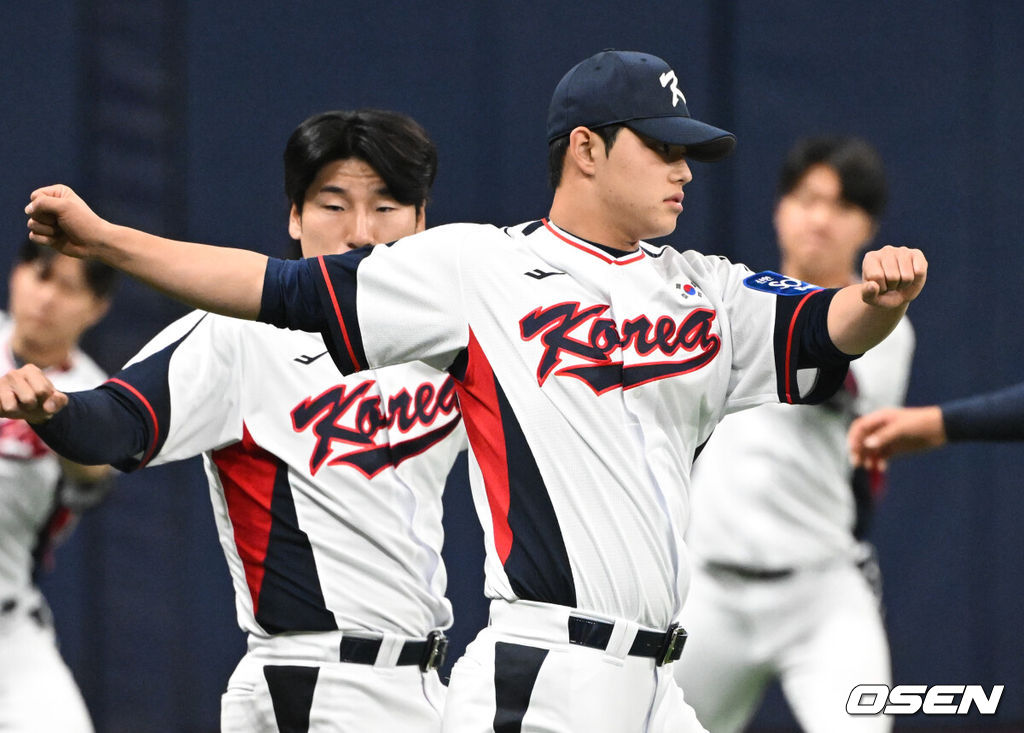 류지현 감독이 이끄는 야구 대표팀이 4일 고척스카이돔에서 훈련을 진행했다.대표팀은 오는 8일과 9일 고척스카이돔에서 열리는 2025 K-베이스볼 시리즈 체코 대표팀과의 2경기를 시작으로 15일과 16일 양일에 걸쳐 도쿄돔에서 일본 대표팀과 2경기를 치른다. 야구대표팀이 문동주가 훈련을 하고 있다. 2025.11.04 /cej@osen.co.kr