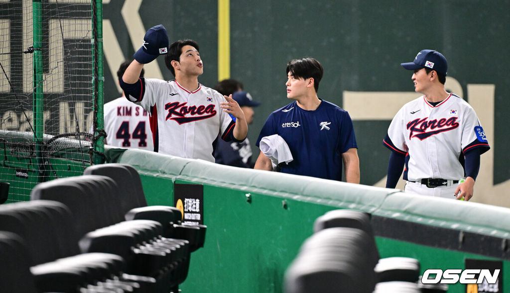 류지현 감독이 이끄는 대한민국 야구 대표팀이 14일 일본 도쿄돔에서 월드베이스볼클래식(WBC) 대비 한일 평가전을 앞두고 훈련을 가졌다. 한국 대표팀은 14일일 훈련을 하고 15일과 16일 일본과 두 차례 평가전을 치른다.훈련을 마친 문동주, 조병현, 김건우가 이동하고 있다. 2025.11.14 /cej@osen.co.kr