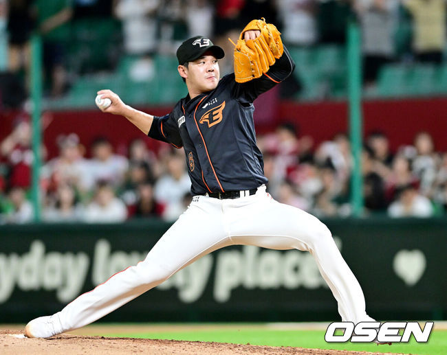 [OSEN=인천, 최규한 기자] 29일 오후 인천 SSG랜더스필드에서 ‘2023 신한은행 SOL KBO리그’ SSG 랜더스와 한화 이글스의 경기가 열렸다. 7회말 마운드에 오른 한화 투수 윤대경이 힘차게 공을 뿌리고 있다. 2023.07.29 / dreamer@osen.co.kr