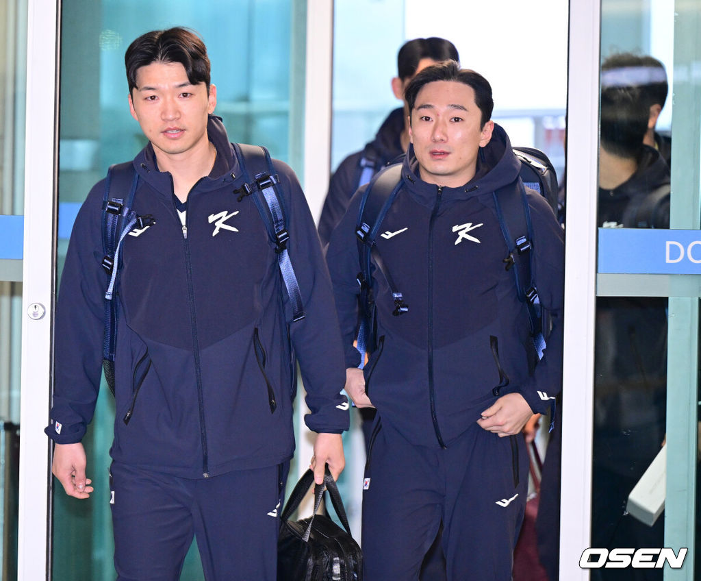 류지현 감독이 이끄는 한국 야구대표팀이 오는 3월 열리는 WBC를 준비하기 위해 9일 오전 인천공항을 통해 미국령 사이판으로 출국했다.류지현호는 9일부터 21일까지 사이판에서 1차 전지훈련 담금질에 나선다. 대표팀 박해민과 신민재가 출국장에 들어서고 있다. 2026.01.09 / dreamer@osen.co.kr