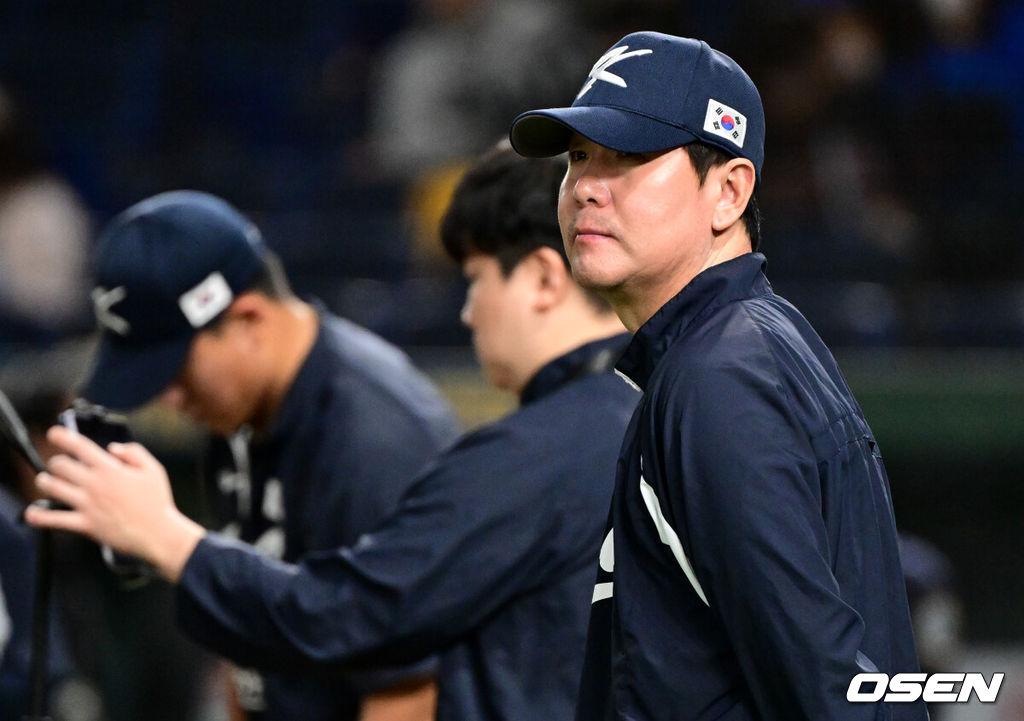 16일 오후 일본 도쿄돔에서  ‘2025 NAVER K-BASEBALL SERIES’ 대한민국과 일본의 2차전 경기가 열린다.한국은 정우주, 일본은 카네마루 유메토를 선발투수로 내세웠다. 류지현 감독이 훈련을 지켜보고 있다. 2025.11.16 /cej@osen.co.kr