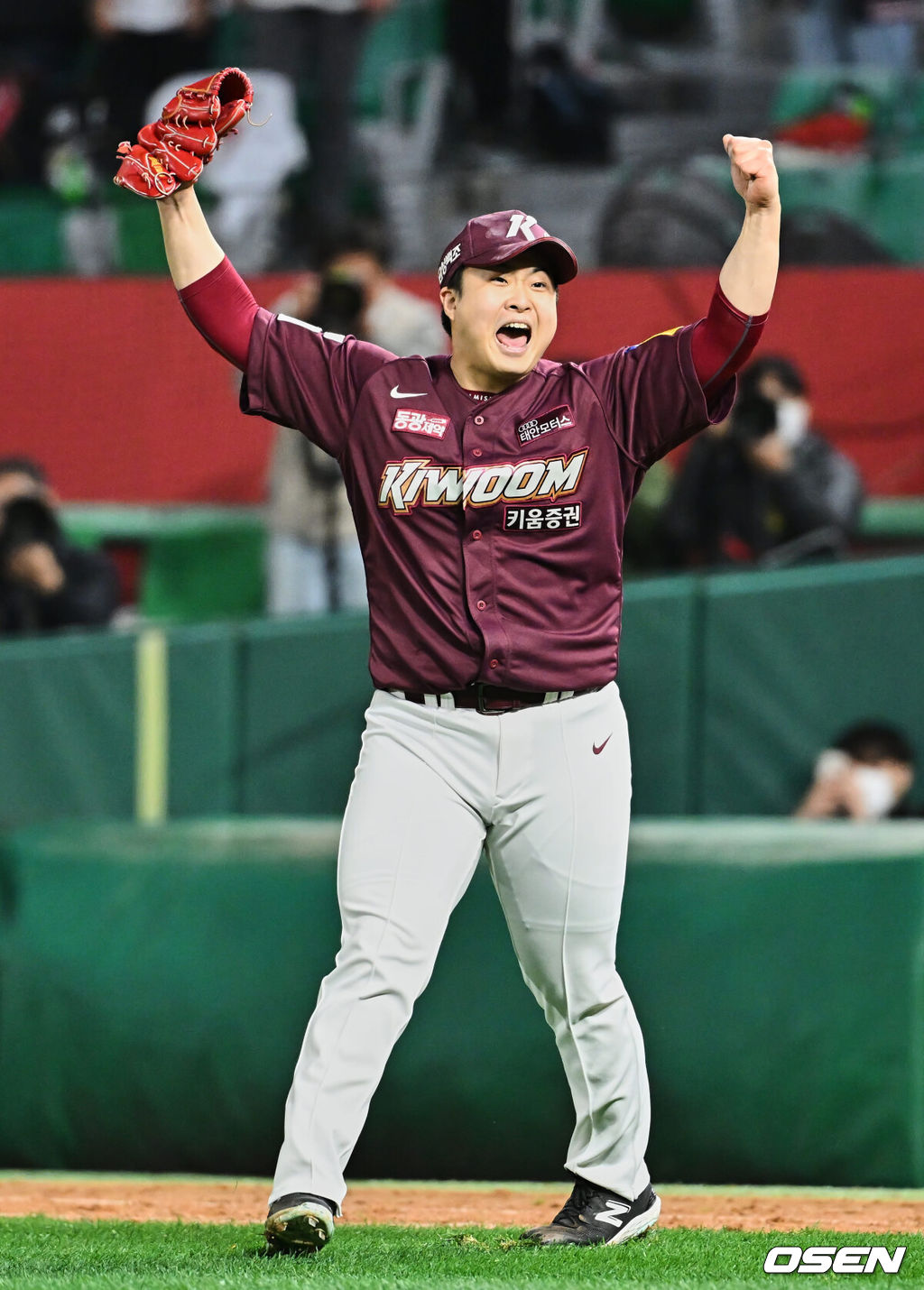 1일 인천-문학야구장에서 ‘2022 신한은행 SOL KBO한국시리즈’ SSG 랜더스와 키움 히어로즈의 1차전 경기가 열렸다. 키움 히어로즈 김재웅이 연장 10회말 SSG 랜더스 김강민을 투수 앞 땅볼로 잡고 연장까지 가는 승부끝에 7-6으로 승리한 후 포효하고 있다. 2022.11.01 / foto0307@osen.co.kr