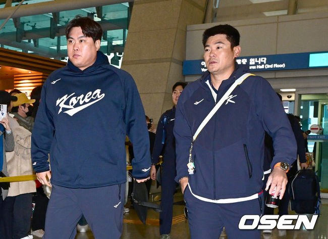 [OSEN=인천공항, 최규한 기자] 류지현 감독이 이끄는 한국 야구대표팀이 오는 3월 열리는 WBC를 준비하기 위해 9일 오전 인천공항을 통해 미국령 사이판으로 출국했다.류지현호는 9일부터 21일까지 사이판에서 1차 전지훈련 담금질에 나선다.대표팀 류현진과 노경은을 비롯한 선수들이 출국장에 들어서고 있다. 2026.01.09 / dreamer@osen.co.kr