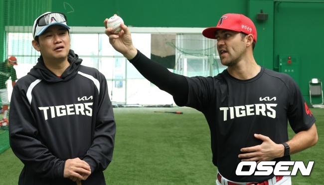 제임스 네일이 손승락 수석코치와 이야기를 나누고 있다./KIA 타이거즈 제공