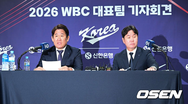 [OSEN=조은정 기자]6일 서울 중구 한국프레스센터에서 2026 WBC 대표팀 기자회견이 열렸다.최종 명단을 확정한 야구대표팀은 오는 14일 일본 오키나와 전지훈련을 떠나 WBC 담금질에 돌입한다. KBO리그 팀과 여섯 차례 연습경기를 치러 실전 감각도 키운다.조계현 전력강화위원장, 대표팀 류지현 감독이 취재진 질문에 답변을 하고 있다. 2026.02.06 /cej@osen.co.kr