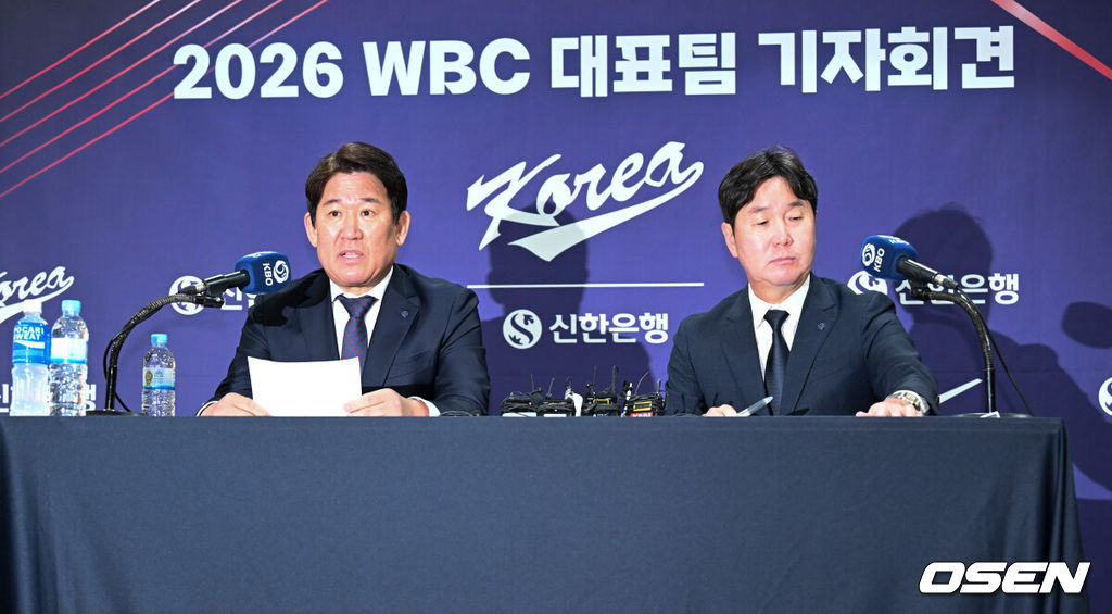 6일 서울 중구 한국프레스센터에서 2026 WBC 대표팀 기자회견이 열렸다.최종 명단을 확정한 야구대표팀은 오는 14일 일본 오키나와 전지훈련을 떠나 WBC 담금질에 돌입한다. KBO리그 팀과 여섯 차례 연습경기를 치러 실전 감각도 키운다.조계현 전력강화위원장, 대표팀 류지현 감독이 취재진 질문에 답변을 하고 있다. 2026.02.06 /cej@osen.co.kr
