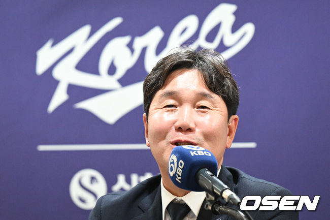[OSEN=조은정 기자]6일 서울 중구 한국프레스센터에서 2026 WBC 대표팀 기자회견이 열렸다.최종 명단을 확정한 야구대표팀은 오는 14일 일본 오키나와 전지훈련을 떠나 WBC 담금질에 돌입한다. KBO리그 팀과 여섯 차례 연습경기를 치러 실전 감각도 키운다.기자회견을 마친 대표팀 류지현 감독이 질문에 답변을 있다. 2026.02.06 /cej@osen.co.kr