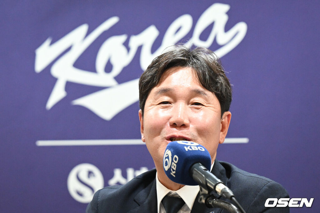 6일 서울 중구 한국프레스센터에서 2026 WBC 대표팀 기자회견이 열렸다.최종 명단을 확정한 야구대표팀은 오는 14일 일본 오키나와 전지훈련을 떠나 WBC 담금질에 돌입한다. KBO리그 팀과 여섯 차례 연습경기를 치러 실전 감각도 키운다.기자회견을 마친 대표팀 류지현 감독이 질문에 답변을 있다. 2026.02.06 /cej@osen.co.kr