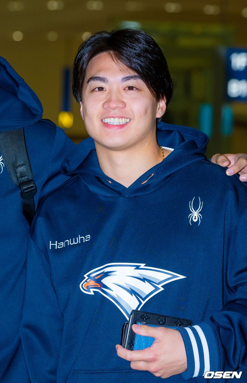 프로야구 한화 이글스가 2026 시즌을 준비하기 위해 23일 오전 인천공항을 통해 호주 멜버른으로 1차 스프링캠프를 떠났다.김경문 감독이 이끄는 한화 선수단은 코치진 17명, 선수 46명을 합해 63명으로 1차 스프링캠프 명단을 꾸렸다.한화 왕옌청이 출국길에 오르고 있다. 2026.01.23 / rumi@osen.co.kr