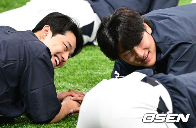 [OSEN=고척, 조은정 기자]류지현 감독이 이끄는 야구 대표팀이 7일 고척스카이돔에서 훈련을 진행했다.대표팀은 오는&nbsp;8일과 9일&nbsp;고척스카이돔에서 열리는 2025 K-베이스볼 시리즈 체코 대표팀과의 2경기를 시작으로&nbsp;15일과 16일 양일에 걸쳐 도쿄돔에서 일본 대표팀과 2경기를 치른다.&nbsp;야구 대표팀 문동주, 곽빈 몸을 풀고 있다. 2025.11.07 /cej@osen.co.kr