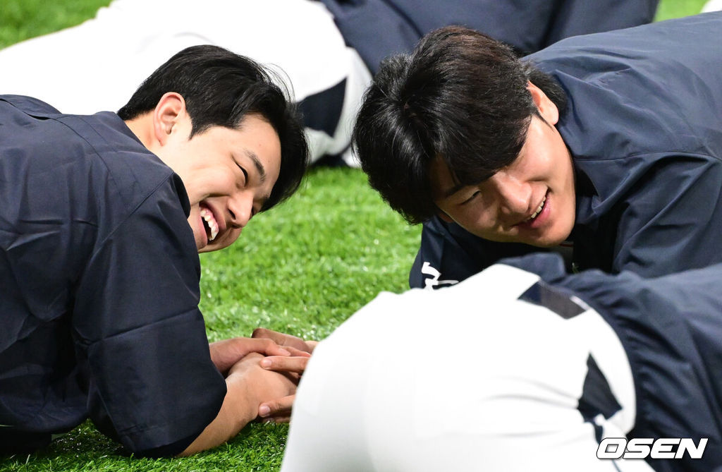 류지현 감독이 이끄는 야구 대표팀이 7일 고척스카이돔에서 훈련을 진행했다.대표팀은 오는 8일과 9일 고척스카이돔에서 열리는 2025 K-베이스볼 시리즈 체코 대표팀과의 2경기를 시작으로 15일과 16일 양일에 걸쳐 도쿄돔에서 일본 대표팀과 2경기를 치른다. 야구 대표팀 문동주, 곽빈 몸을 풀고 있다. 2025.11.07 /cej@osen.co.kr