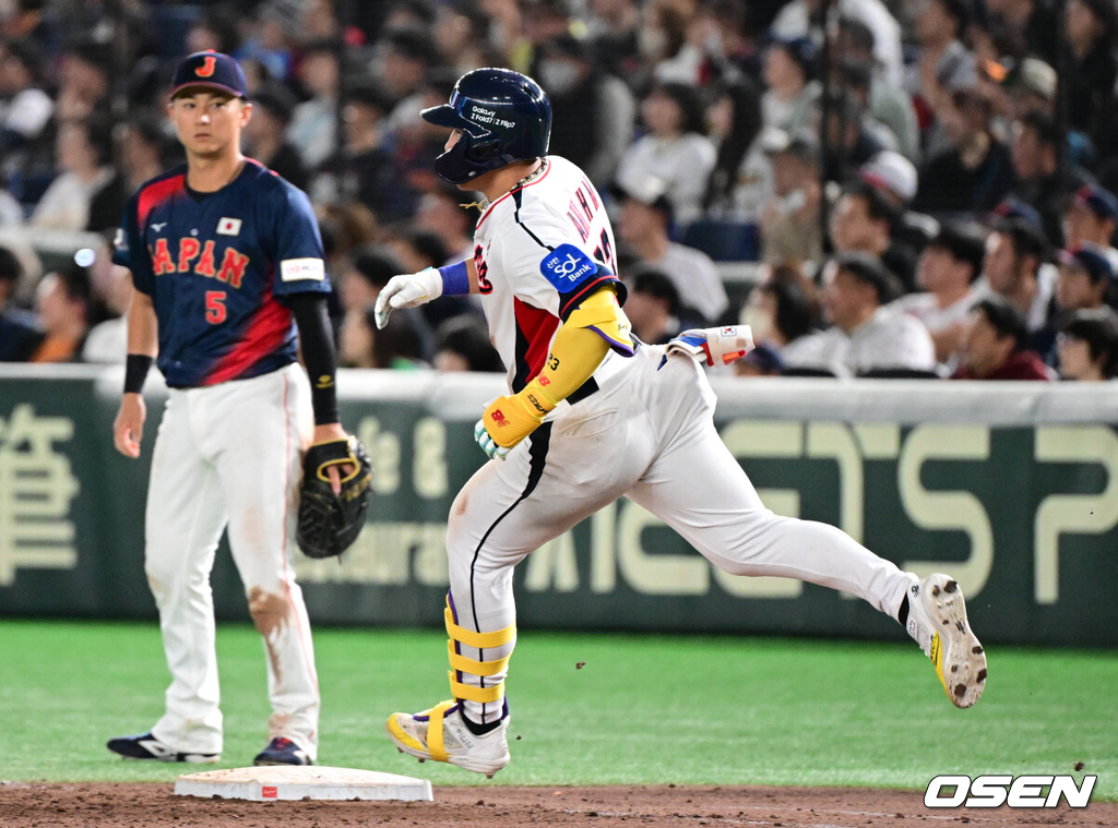 안현민이 2025 K-베이스볼시리즈에서 일본 대표팀을 상대로 홈런을 터트리고 있다./OSEN DB