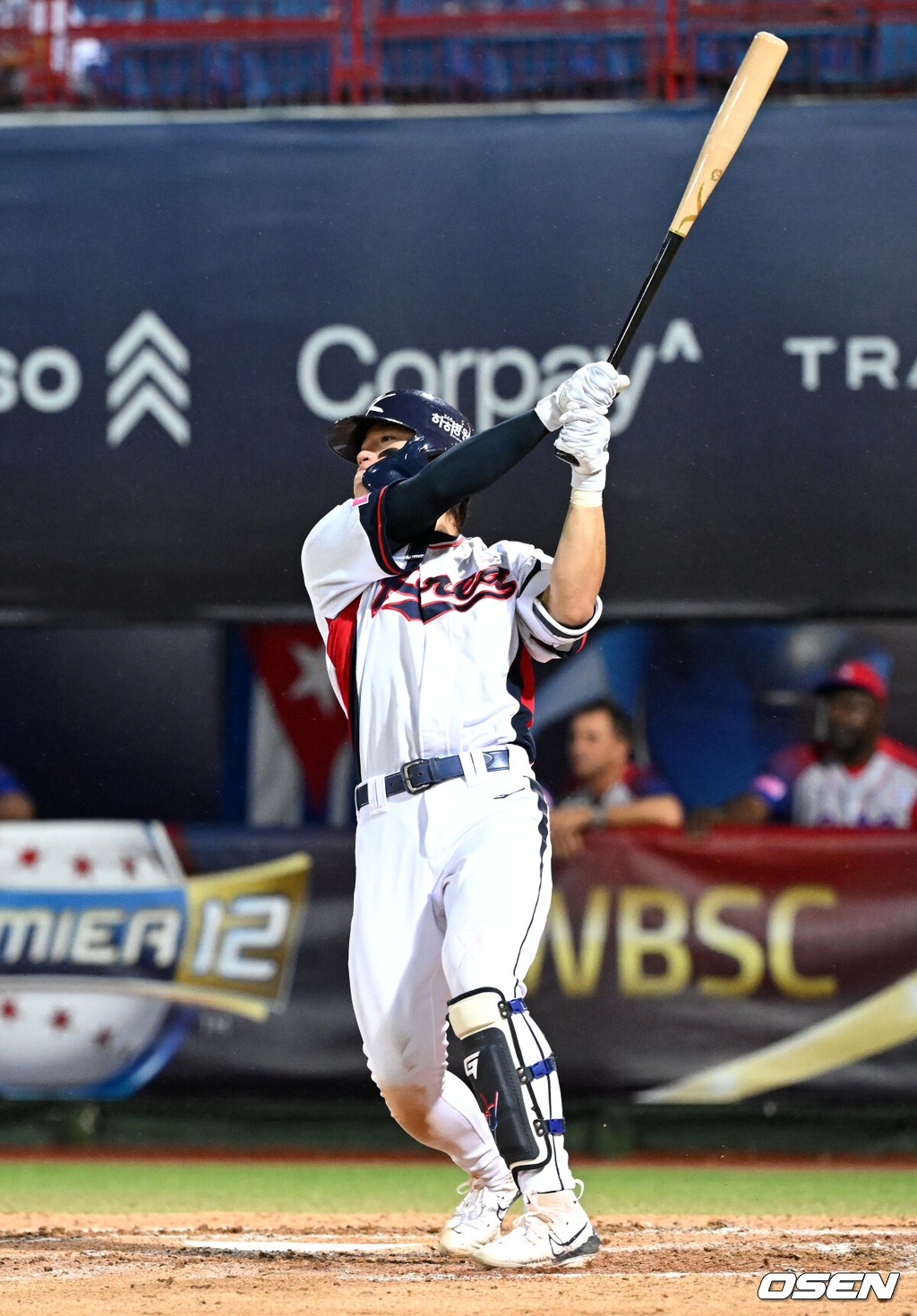 김도영이 2024 프리미러12대호에서 홈런을 날리고 있다./OSEN DB