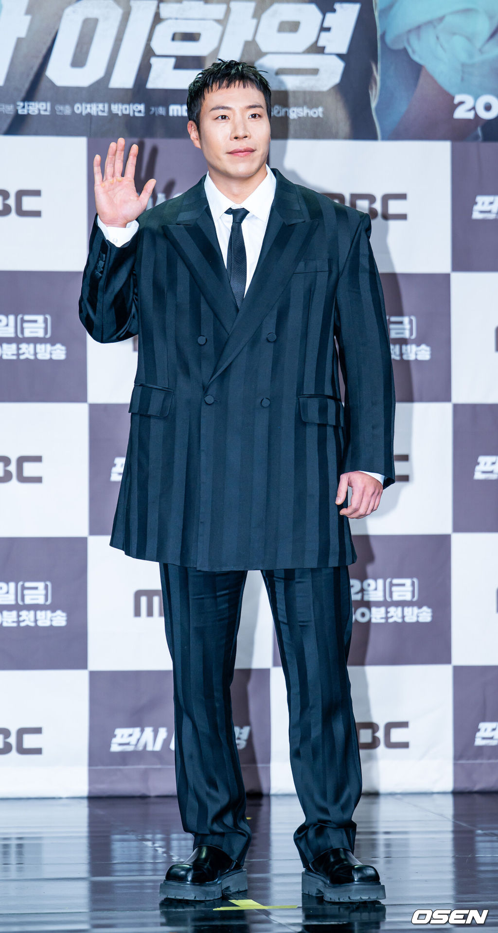 2일 오후 서울 마포구 상암동 MBC 골든마우스홀에서 MBC 새 금토드라마 ‘판사 이한영’ 제작발표회가 열렸다.MBC 새 금토드라마 ‘판사 이한영’(기획 장재훈, 극본 김광민, 연출 이재진, 박미연)은 거대 로펌의 노예로 살다가 10년 전으로 회귀한 적폐 판사 이한영이 새로운 선택으로 거악을 응징하는 정의 구현 회귀 드라마다.	배우 태원석이 포즈를 취하고 있다. 2026.01.02 / rumi@osen.co.kr