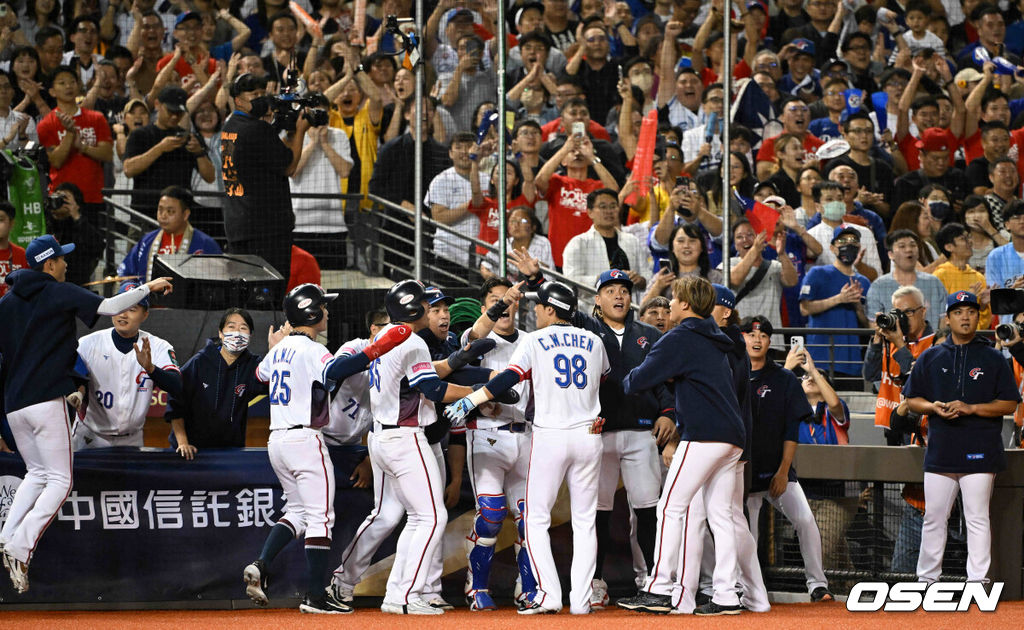 13일 오후 대만 타이베이돔에서 세계야구소프트볼연맹(WBSC) 프리미어12 2024 B조 1차전 대한민국과 대만의 경기가 열렸다.대한민국은 1차전 선발투수로 고영표, 대만은 린위민을 내세웠다.2회말 2사 만루 대만 천천웨이가 한국 고영표를 상대로 만루홈런을 날린 뒤 더그아웃에서 환영을 받고 있다. 2024.11.13 /sunday@osen.co.kr