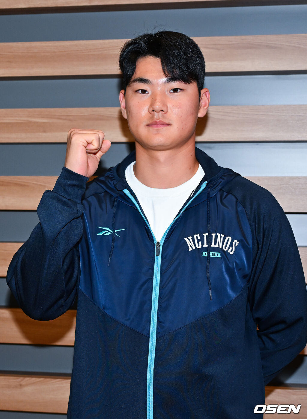 프로야구 NC 다이노스가 스프링캠프를 위해 24일 오후 인천국제공항을 통해 미국 LA로 출국했다.NC 스프링캠프 본진은 로스앤젤레스에 도착한 후 미국 국내선을 경유해 애리조나 투손으로 이동할 예정이다.NC 김주원이 출국길에 오르며 포즈를 취하고 있다. 2026.01.24 / rumi@osen.co.kr