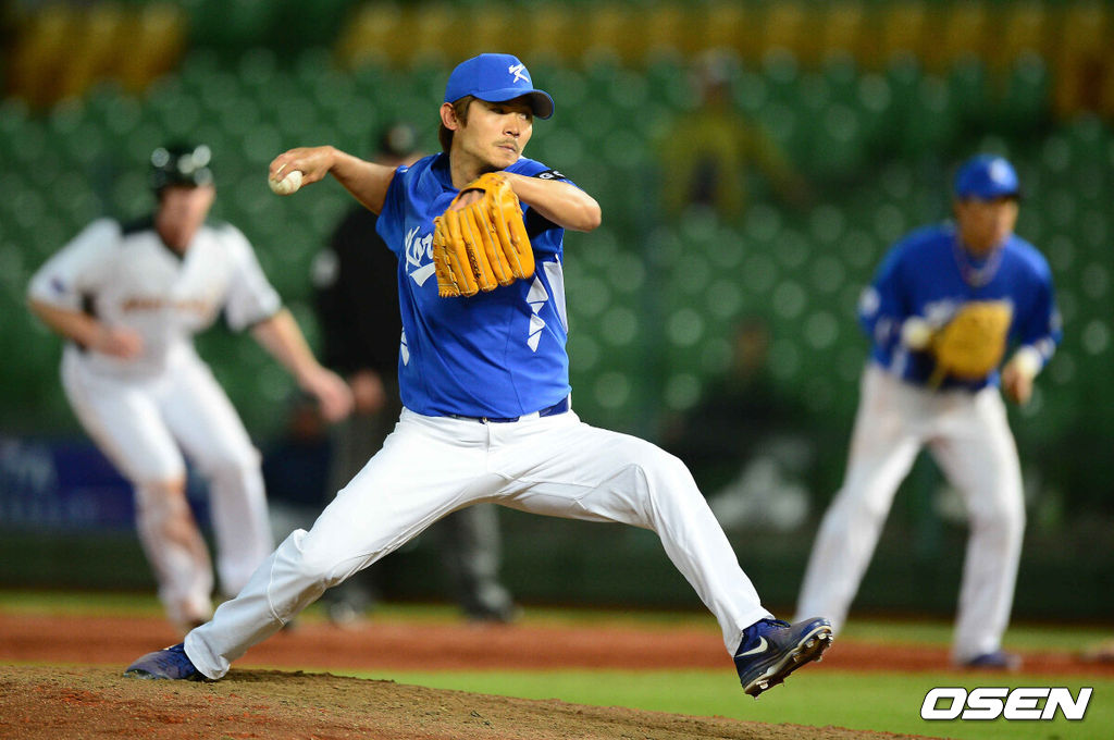 4일 오후 대만 타이중 인터컨티넨탈구장에서 한국과 호주의 월드베이스볼클래식(WBC) B조 2차전 경기가 벌어졌다.6회말 마운드에 오른 노경은이 힘차게 공을 던지고 있다.이날 경기에서 한국은 선발투수로 우투수 송승준을 내세웠다. 이미 한국은 첫 경기 네덜란드전을 0-5로 졌기 때문에 최악의 경우, 남은 2경기를 다 잡아도 득실점에 따라 2라운드 진출의 성패가 갈리는 상황이다.한편 대만은 호주와 네덜란드를 잡고 B조 전적 2승 무패를 달리며 오는 5일 한국전을 승리할 경우 2라운드 진출을 확정짓게 됐다. 네덜란드는 1승1패./jpnews@osen.co.kr