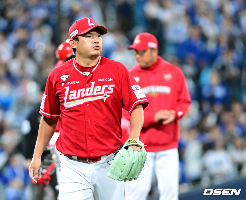 14일 대구 삼성라이온즈파크에서 ‘2025 신한 SOL뱅크 KBO리그’ 준플레이오프(5전 3선승제) 4차전 삼성 라이온즈와 SSG 랜더스의 경기가 열렸다.삼성은 아리엘 후라도, SSG는 김광현을 선발로 내세웠다.6회말 1사 1, 2루 상황 SSG 투수 노경은이 마운드를 내려가고 있다. 2025.10.14 / dreamer@osen.co.kr