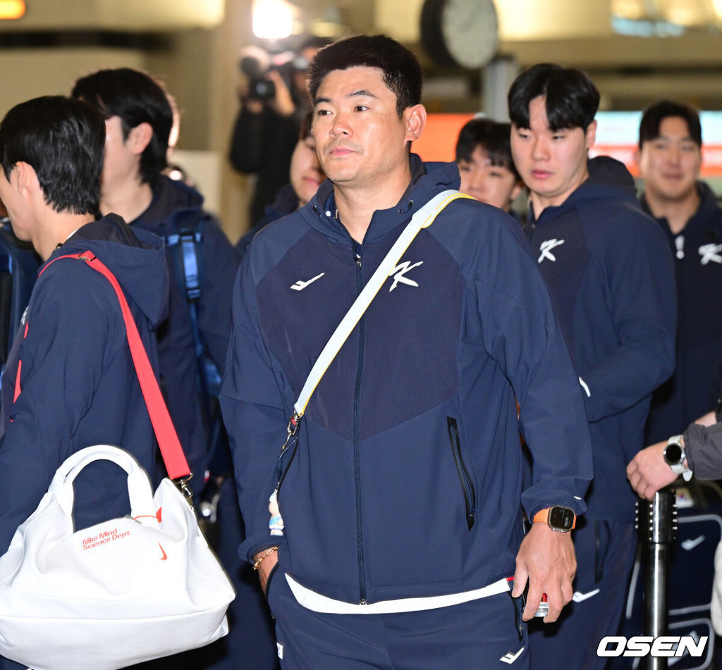 류지현 감독이 이끄는 한국 야구대표팀이 오는 3월 열리는 WBC를 준비하기 위해 9일 오전 인천공항을 통해 미국령 사이판으로 출국했다.류지현호는 9일부터 21일까지 사이판에서 1차 전지훈련 담금질에 나선다.대표팀 노경은이 출국 수속을 밟고 있다. 2026.01.09 / dreamer@osen.co.kr