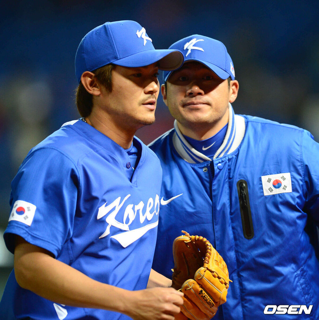 4일 오후 대만 타이중 인터컨티넨탈구장에서 한국과 호주의 월드베이스볼클래식(WBC) B조 2차전 경기가 벌어졌다.6회말 마운드에 오른 노경은이 이닝을 마치고 덕아웃으로 가고 있다.이날 경기에서 한국은 선발투수로 우투수 송승준을 내세웠다. 이미 한국은 첫 경기 네덜란드전을 0-5로 졌기 때문에 최악의 경우, 남은 2경기를 다 잡아도 득실점에 따라 2라운드 진출의 성패가 갈리는 상황이다.한편 대만은 호주와 네덜란드를 잡고 B조 전적 2승 무패를 달리며 오는 5일 한국전을 승리할 경우 2라운드 진출을 확정짓게 됐다. 네덜란드는 1승1패./jpnews@osen.co.kr