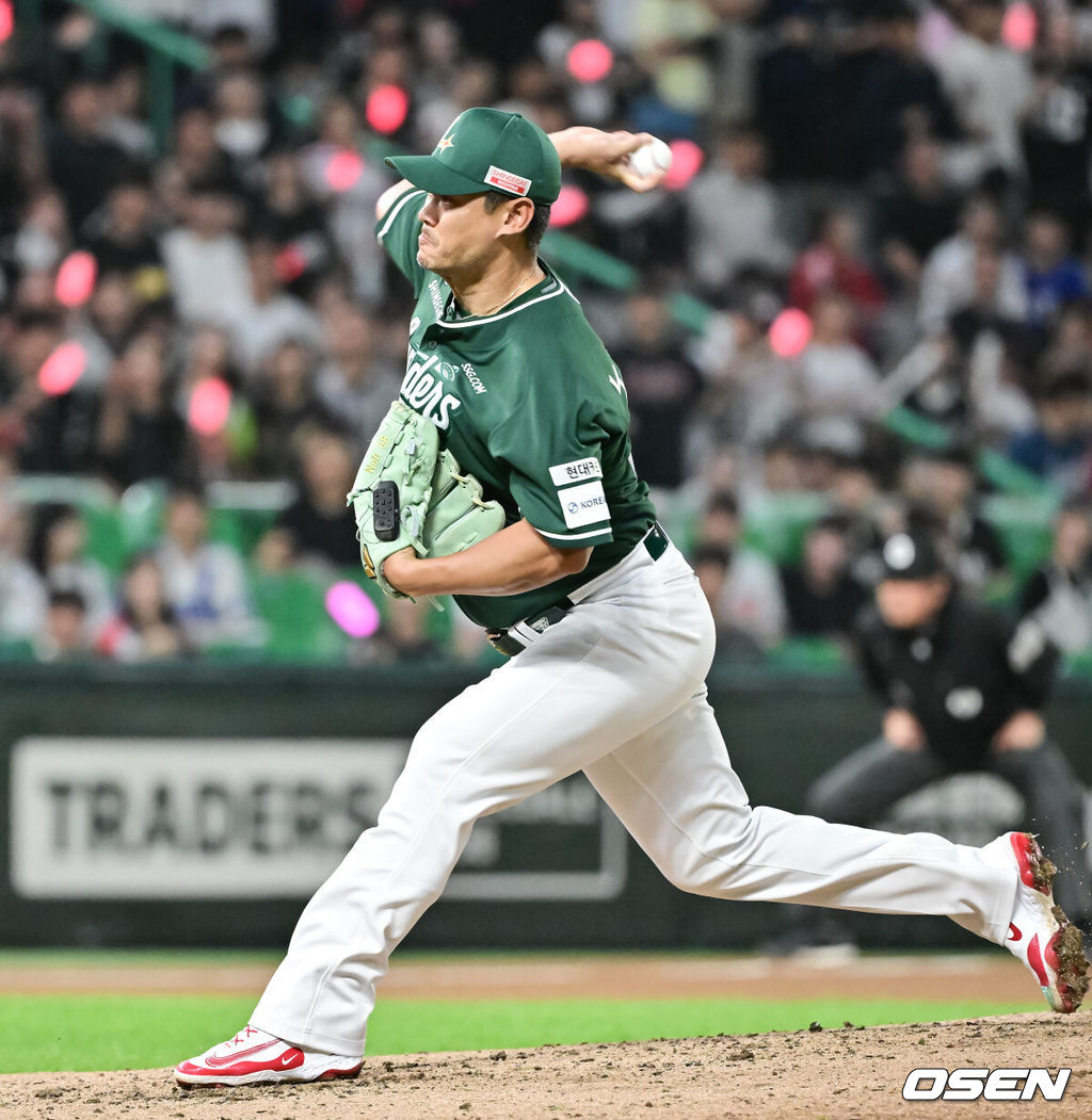 [OSEN=인천, 박준형 기자 ] 25일 오후 인천 SSG랜더스필드에서 프로야구 SSG 랜더스와 KT 위즈의 경기가 진행됐다.이날 경기에서 SSG은 화이트를 KT는 고영표를 선발투수로 내세웠다.7회초 SSG 노경은이 역투하고 있다.  2025.09.25 / soul1014@osen.co.kr