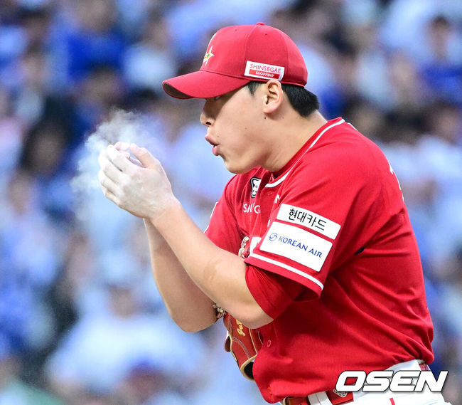 [OSEN=인천, 최규한 기자] 11일 인천 SSG랜더스필드에서 ‘2025 신한 SOL뱅크 KBO리그’ 준플레이오프(5전 3선승제) 2차전 SSG 랜더스와 삼성 라이온즈의 경기가 열렸다.SSG는 김건우, 삼성은 헤르손 가라비토를 선발 투수로 내세웠다.9회초 마운드에 오른 SSG 투수 조병현이 투구를 앞두고 손에 묻은 로진을 불고 있다. 2025.10.11 / dreamer@osen.co.kr