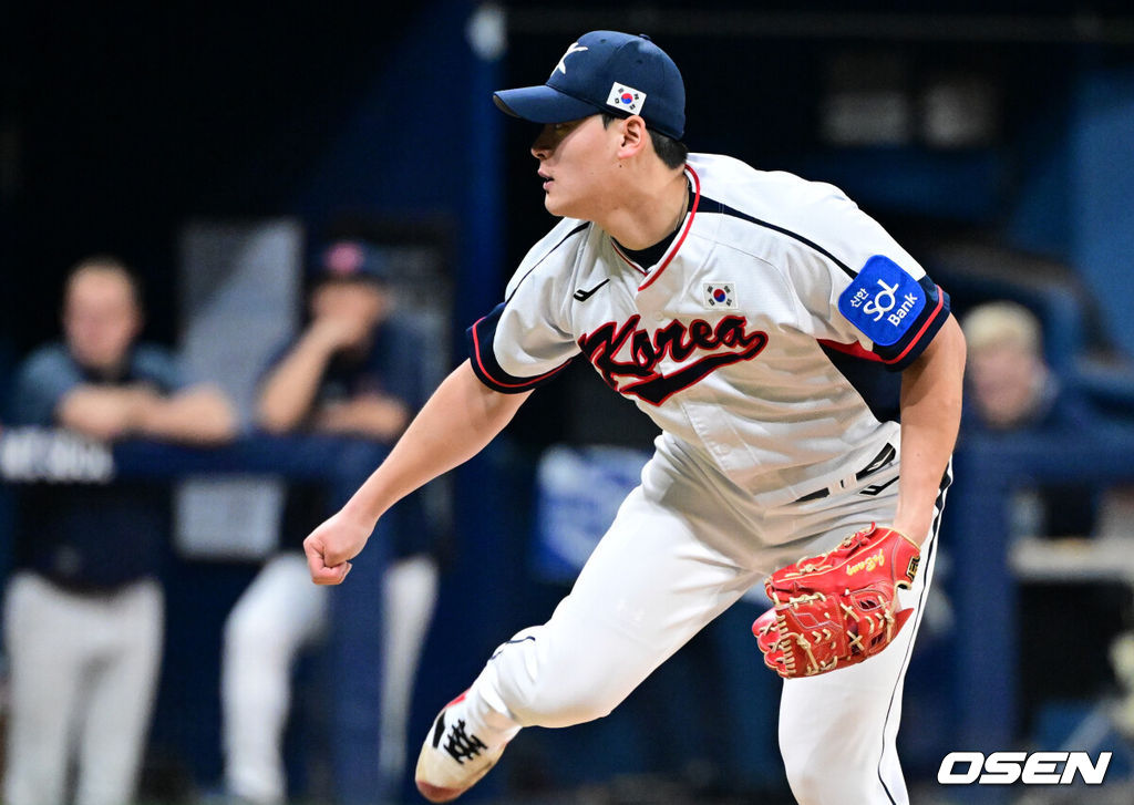 8일 서울 구로구 고척스카이돔에서 ‘2025 NAVER K-BASEBALL SERIES’ 대한민국 야구 대표팀과 체코 야구 대표팀의 경기가 열렸다.한국은 8일과 9일 2025 K-베이스볼 시리즈 체코 대표팀과의 2경기를 시작으로 15일과 16일 양일에 걸쳐 도쿄돔에서 일본 대표팀과 2경기를 치른다. 9회초 한국 조병현이 역투하고 있다. 2025.11.08 /cej@osen.co.kr