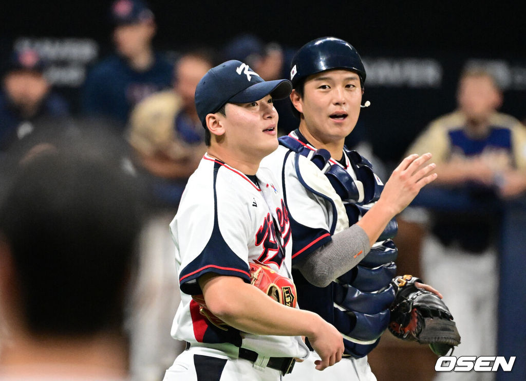 류지현 감독이 이끄는 한국 대표팀이 체코 대표팀과 평가전에서 승리했다. 한국 대표팀은 8일 서울 고척스카이돔에서 열린 ‘2025 NAVER K-BASEBALL SERIES’ 체코와 평가전에서 철벽 마운드를 앞세워 3-0으로 승리했다. 대표팀 영건 마운드는 탈삼진 17개를 잡아내며 3피안타 완봉승을 합작했다. 한국 조병현, 조형우가 승리를 기뻐하고 있다. 2025.11.08 /cej@osen.co.kr