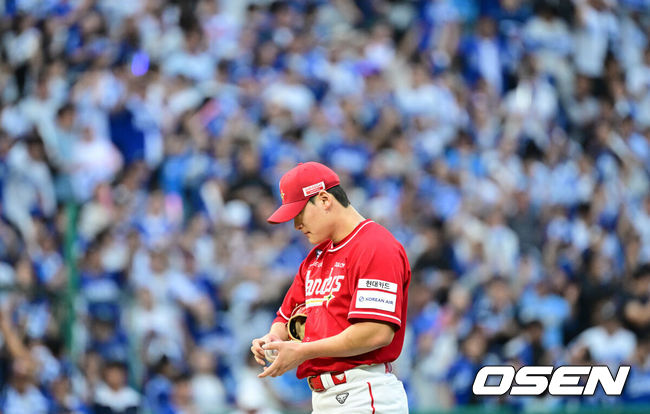 [OSEN=인천, 최규한 기자] 11일 인천 SSG랜더스필드에서 ‘2025 신한 SOL뱅크 KBO리그’ 준플레이오프(5전 3선승제) 2차전 SSG 랜더스와 삼성 라이온즈의 경기가 열렸다.SSG는 김건우, 삼성은 헤르손 가라비토를 선발 투수로 내세웠다.9회초 1사 2루 상황 삼성 강민호에게 동점 1타점 적시타를 내준 SSG 투수 조병현이 아쉬워하고 있다. 2025.10.11 / dreamer@osen.co.kr