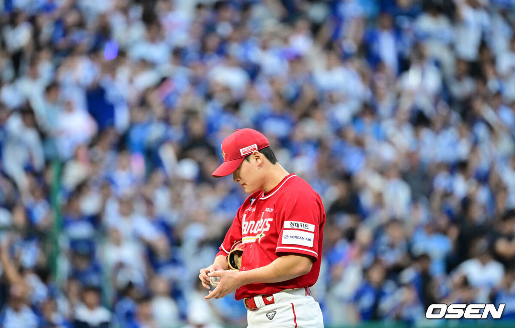 11일 인천 SSG랜더스필드에서 ‘2025 신한 SOL뱅크 KBO리그’ 준플레이오프(5전 3선승제) 2차전 SSG 랜더스와 삼성 라이온즈의 경기가 열렸다.SSG는 김건우, 삼성은 헤르손 가라비토를 선발 투수로 내세웠다.9회초 1사 2루 상황 삼성 강민호에게 동점 1타점 적시타를 내준 SSG 투수 조병현이 아쉬워하고 있다. 2025.10.11 / dreamer@osen.co.kr
