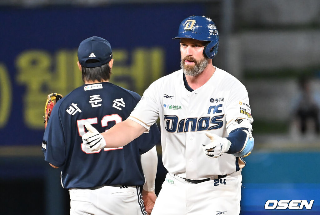 5일 창원NC파크에서 2025 신한 SOL 뱅크 KBO 리그 NC 다이노스와 두산 베어스의 경기가 열렸다. 홈팀 NC는 로건이, 방문팀 두산은 잭로그가 선발 출전했다. NC 다이노스 데이비슨이 8회말 1사 좌중간 2루타를 치고 세리머니를 하고 있다. 2025.09.05 / foto0307@osen.co.kr