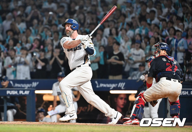 [OSEN=창원, 이석우 기자] 22일 창원NC파크에서 2025 신한 SOL 뱅크 KBO 리그 NC 다이노스와 롯데 자이언츠의 경기가 열렸다. 홈팀 NC는 신민혁이, 방문팀 롯데는 박세웅이 선발 출전했다. NC 다이노스 데이비슨이 7회말 무사 1루 좌익수 왼쪽 1타점 2루타를 치고 있다. 2025.08.22 / foto0307@osen.co.kr