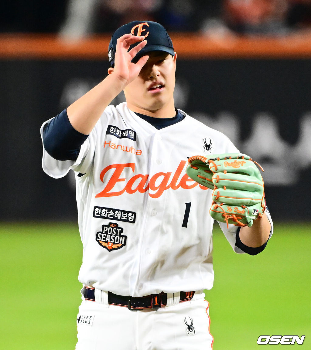 31일 대전 한화생명볼파크에서 2025 신한 SOL Bank KBO리그 포스트시즌 한국시리즈 5차전 한화 이글스와 LG 트윈스의 경기가 열렸다.이날 경기에 한화는 문동주를, LG는 톨허스트를 선발투수로 내세웠다. 1회초 1사 1루에서 한화 문동주가 LG 문보경에 볼넷을 허용하며 아쉬워하고 있다. 2025.10.31 /jpnews@osen.co.kr