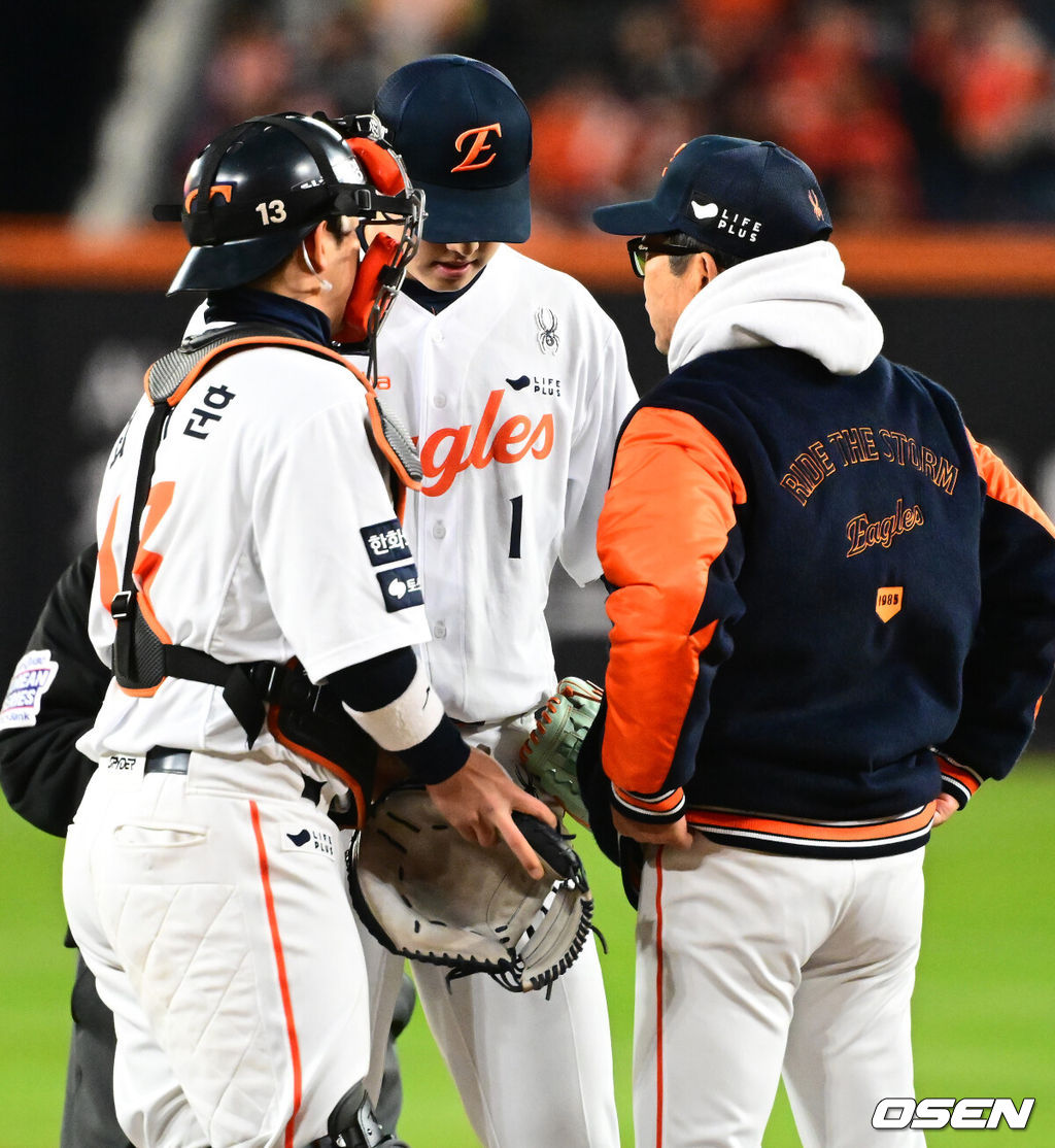 31일 대전 한화생명볼파크에서 2025 신한 SOL Bank KBO리그 포스트시즌 한국시리즈 5차전 한화 이글스와 LG 트윈스의 경기가 열렸다.이날 경기에 한화는 문동주를, LG는 톨허스트를 선발투수로 내세웠다. 1회초 한화 양상문 코치가 마운드에 올라 선제 실점을 허용한 문동주를 격려하고 있다. 2025.10.31 /jpnews@osen.co.kr