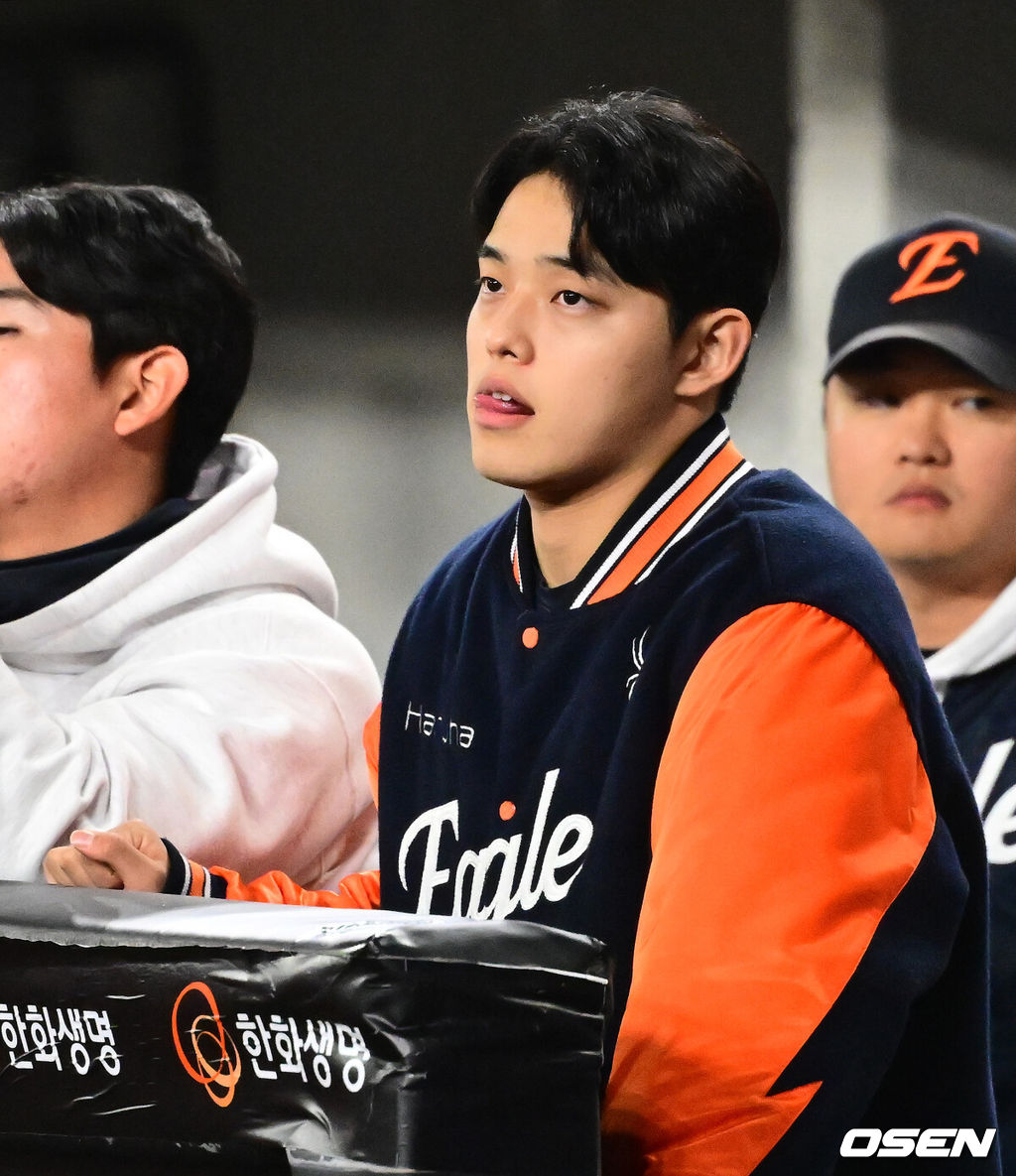 31일 대전 한화생명볼파크에서 2025 신한 SOL Bank KBO리그 포스트시즌 한국시리즈 5차전 한화 이글스와 LG 트윈스의 경기가 열렸다.이날 경기에 한화는 문동주를, LG는 톨허스트를 선발투수로 내세웠다. 4회초 한화 문동주가 경기를 지켜보고 있다. 2025.10.31 /jpnews@osen.co.kr