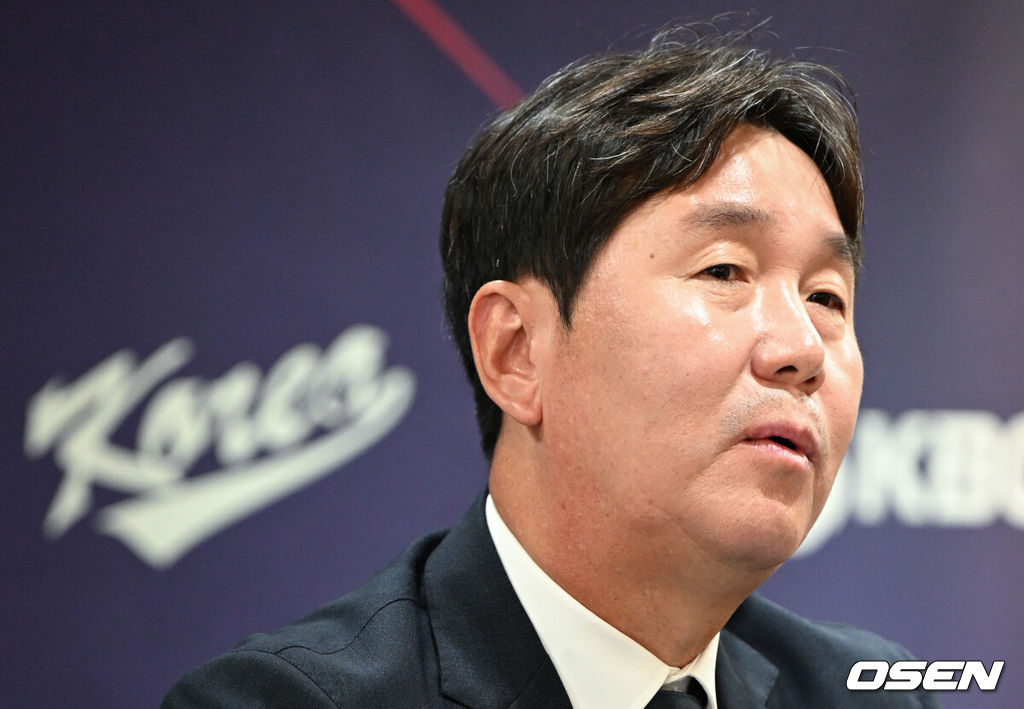 6일 서울 중구 한국프레스센터에서 2026 WBC 대표팀 기자회견이 열렸다.최종 명단을 확정한 야구대표팀은 오는 14일 일본 오키나와 전지훈련을 떠나 WBC 담금질에 돌입한다. KBO리그 팀과 여섯 차례 연습경기를 치러 실전 감각도 키운다.대표팀 류지현 감독이 취재진 질문에 답변을 하고 있다. 2026.02.06 /cej@osen.co.kr