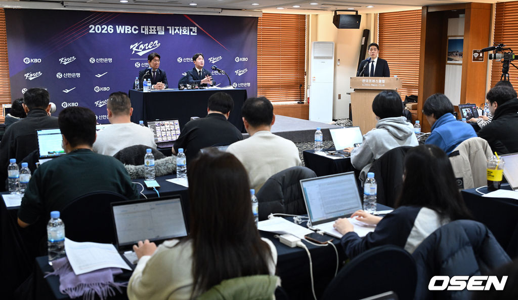 6일 서울 중구 한국프레스센터에서 2026 WBC 대표팀 기자회견이 열렸다.최종 명단을 확정한 야구대표팀은 오는 14일 일본 오키나와 전지훈련을 떠나 WBC 담금질에 돌입한다. KBO리그 팀과 여섯 차례 연습경기를 치러 실전 감각도 키운다.조계현 전력강회위원장, 대표팀 류지현 감독이 취재진 질문에 답변을 하고 있다. 2026.02.06 /cej@osen.co.kr