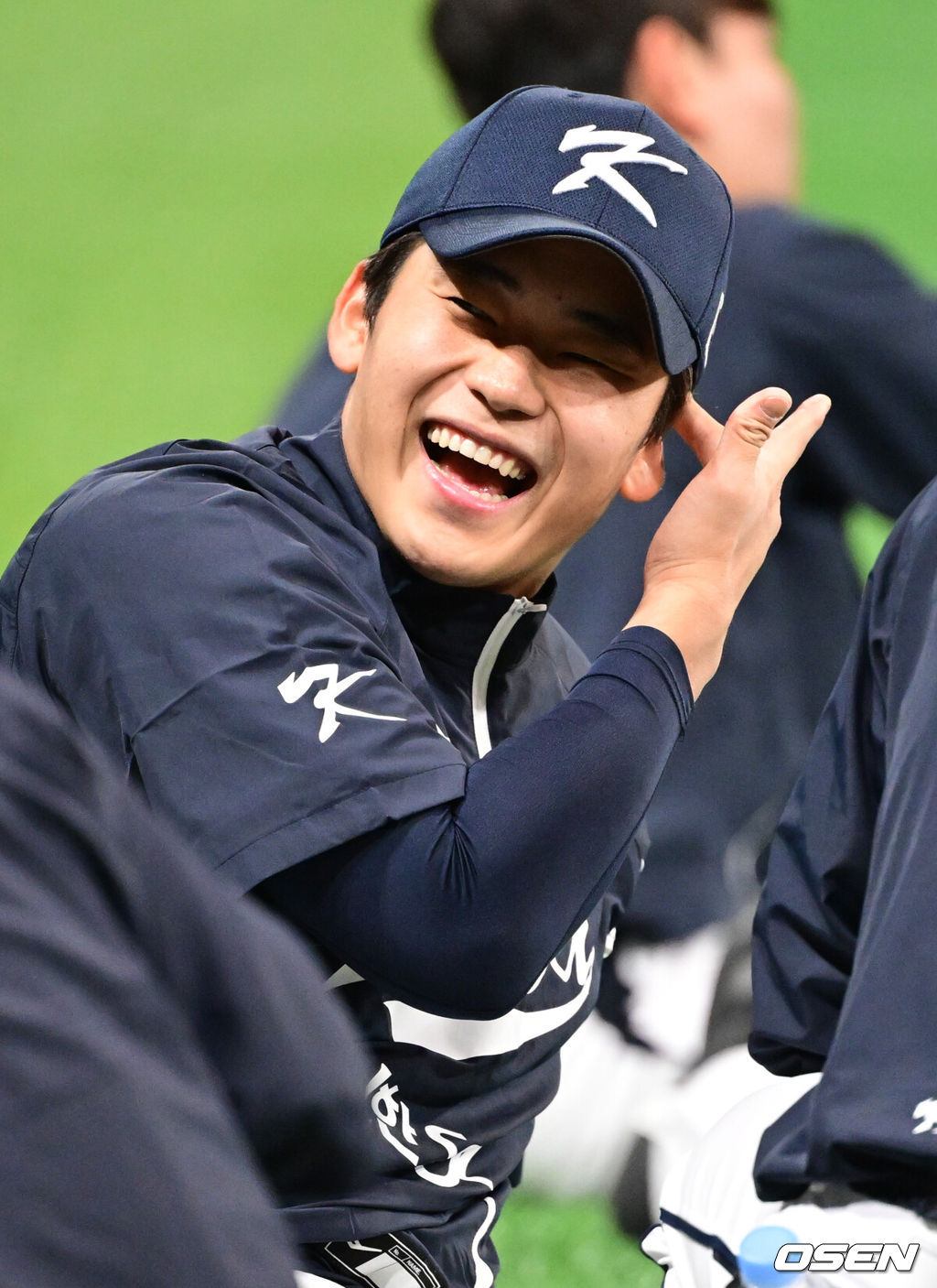 류지현 감독이 이끄는 야구 대표팀이 7일 고척스카이돔에서 훈련을 진행했다.대표팀은 오는 8일과 9일 고척스카이돔에서 열리는 2025 K-베이스볼 시리즈 체코 대표팀과의 2경기를 시작으로 15일과 16일 양일에 걸쳐 도쿄돔에서 일본 대표팀과 2경기를 치른다. 야구 대표팀 박영현이 선수단과 대화를 하고 있다. 2025.11.07 /cej@osen.co.kr