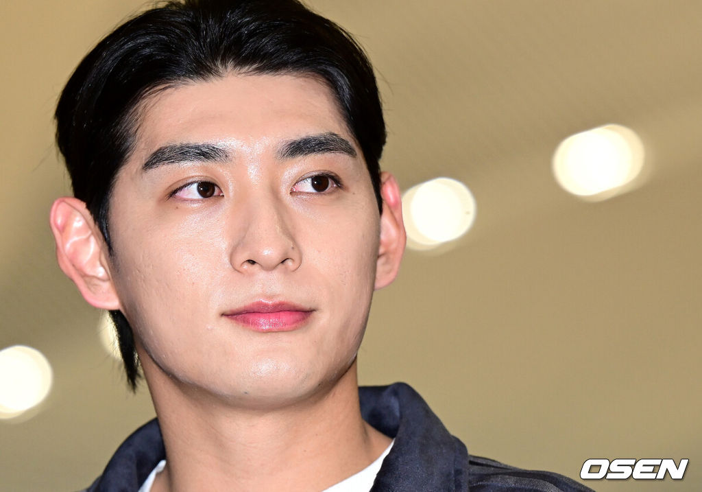 미국 메이저리그 샌프란시스코 자이언츠 이정후가 2026 시즌을 위해 21일 오후 인천공항을 통해 미국으로 출국했다.이정후는 LA에서 개인 훈련을 진행한 뒤 팀 스프링캠프가 열리는 애리조나주 스코츠데일로 이동할 계획이다.이정후가 출국하며 취재진과 인터뷰 시간을 갖고 있다. 2026.01.21 / dreamer@osen.co.kr