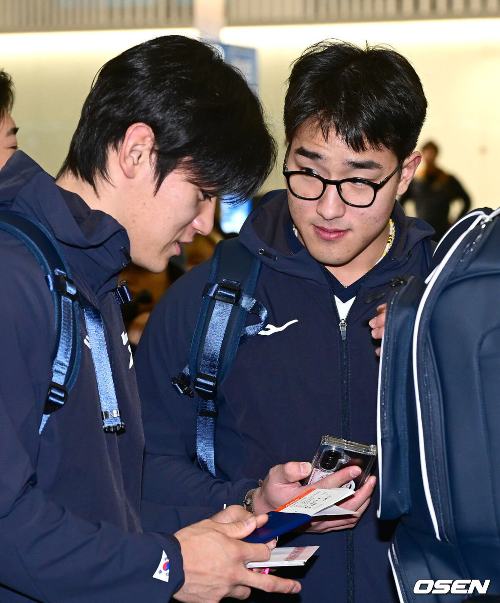 류지현 감독이 이끄는 한국 야구대표팀이 오는 3월 열리는 WBC를 준비하기 위해 9일 오전 인천공항을 통해 미국령 사이판으로 출국했다.류지현호는 9일부터 21일까지 사이판에서 1차 전지훈련 담금질에 나선다.대표팀 안현민과 김도영이 출국 수속을 준비하며 대화를 나누고 있다. 2026.01.09 / dreamer@osen.co.kr