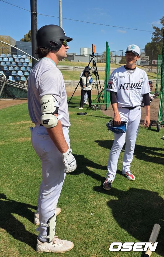 [OSEN=질롱(호주), 이후광 기자] 샘 힐리어드가 고영표에게 라이브피칭 관련 조언을 하고 있다. / backlight@osen.co.kr