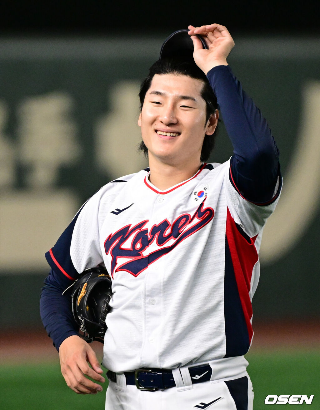 류지현 감독이 이끄는 대한민국 야구 대표팀이 14일 일본 도쿄돔에서 월드베이스볼클래식(WBC) 대비 한일 평가전을 앞두고 훈련을 가졌다. 한국 대표팀은 14일일 훈련을 하고 15일과 16일 일본과 두 차례 평가전을 치른다.한일전 선발을 앞둔 곽빈이 훈련중 미소짓고 있다. 2025.11.14 /cej@osen.co.kr