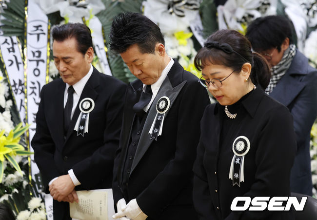 [OSEN=조은정 기자]고(故) 송대관의 영결식이 9일 오전 서울대학병원 장례식장에서 진행됐다.영결식에서 고인과 막역했던 연예계 대표 절친 태진아가 대표로 추도사를 낭독했다. 이어 현재 대한가수협회 협회장을 맡고 있는 후배 가수 이자연이 조사, 가수 강진이 애사를 맡았다.가수 태진아(가운데)가 묵념하고 있다. 2025.02.09 /cej@osen.co.kr