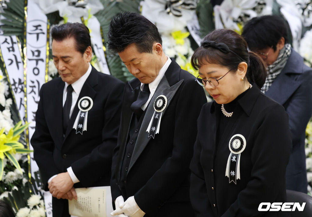 고(故) 송대관의 영결식이 9일 오전 서울대학병원 장례식장에서 진행됐다.영결식에서 고인과 막역했던 연예계 대표 절친 태진아가 대표로 추도사를 낭독했다. 이어 현재 대한가수협회 협회장을 맡고 있는 후배 가수 이자연이 조사, 가수 강진이 애사를 맡았다.가수 태진아(가운데)가 묵념하고 있다. 2025.02.09 /cej@osen.co.kr