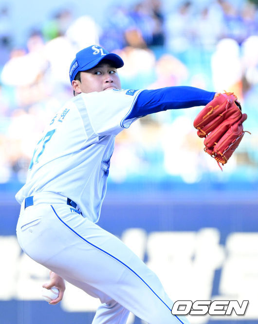 [OSEN=대구, 최규한 기자] 6일 대구삼성라이온즈파크에서 ‘2025 신한 SOL Bank KBO리그’ 삼성 라이온즈와 한화 이글스의 경기가 열렸다.홈팀 삼성은 이승현, 방문팀 한화는 문동주를 선발로 내세웠다.1회초 삼성 선발 이승현이 힘차게 공을 뿌리고 있다. 2025.09.06 / dreamer@osen.co.kr