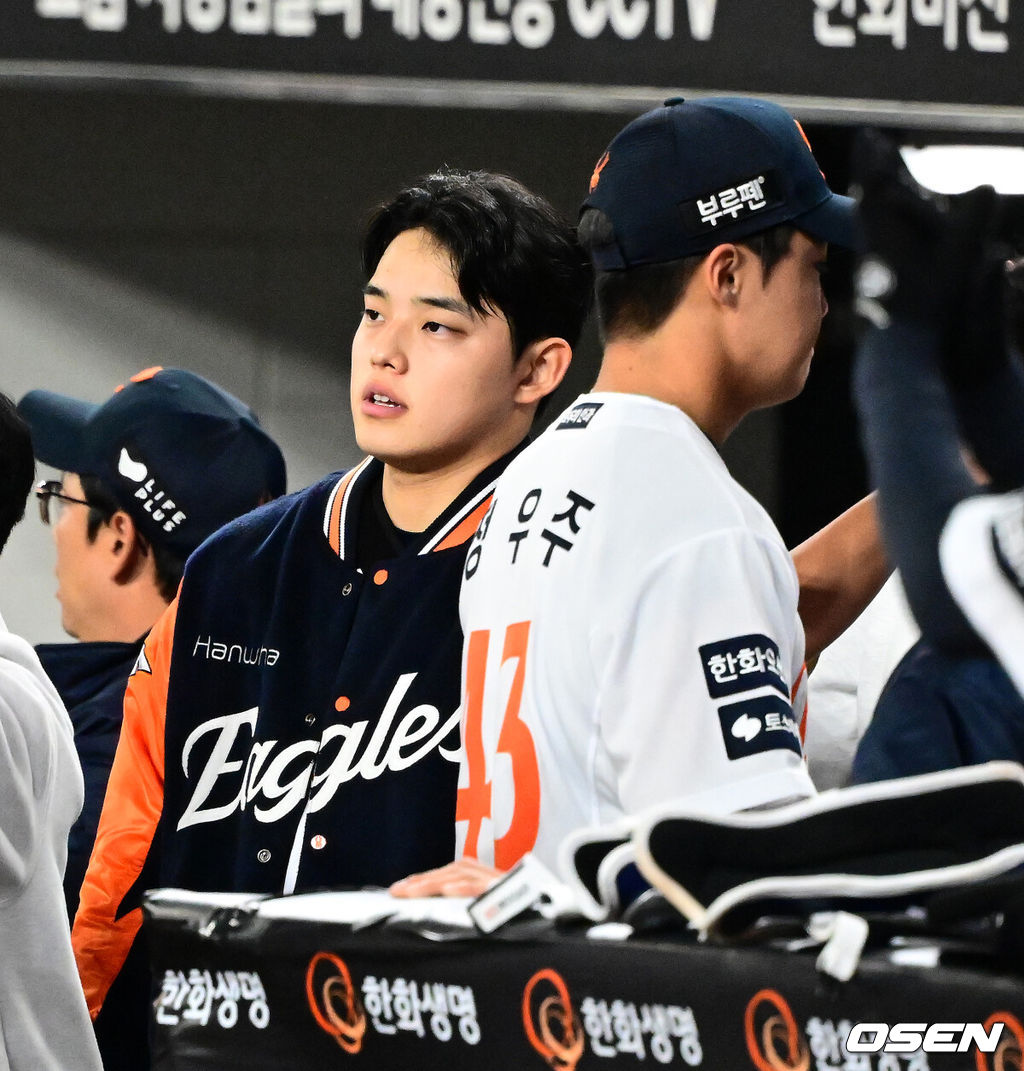 31일 대전 한화생명볼파크에서 2025 신한 SOL Bank KBO리그 포스트시즌 한국시리즈 5차전 한화 이글스와 LG 트윈스의 경기가 열렸다.이날 경기에 한화는 문동주를, LG는 톨허스트를 선발투수로 내세웠다. 2회초 수비를 마치고 한화 문동주가 정우주와 하이파이브를 하고 있다. 2025.10.31 /jpnews@osen.co.kr